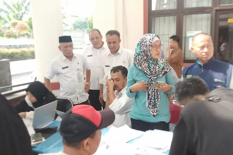 ANTUSIAS : Camat Tapos, Abdul Mutolib memantau pelaksanaan pendaftaran program Wirausaha Baru (WUB) di halaman kantor Kecamatan Tapos. (ANDIKA/RADAR DEPOK)