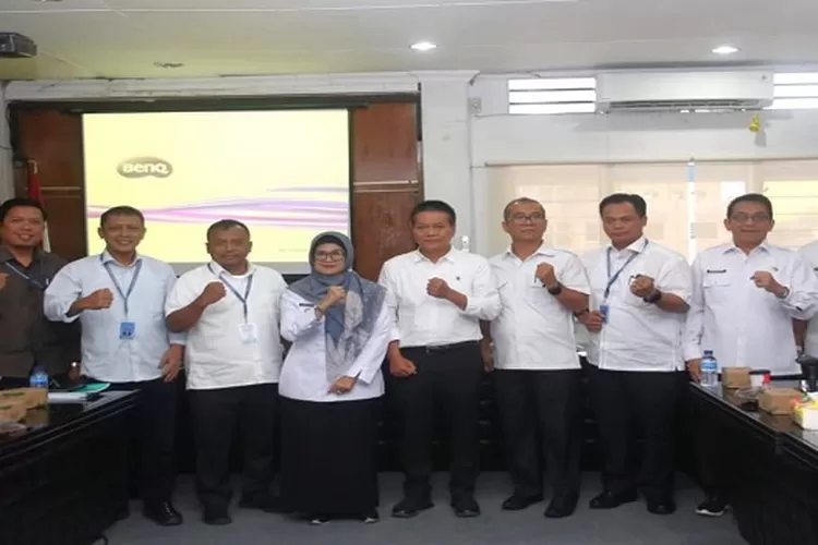 Wali Kota Siantar dr Susanti Dewayani bersama jajaran direksi dan dewan pengawas Perumda Tirtauli  (Realitasonline/SS)
