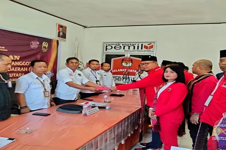 Sekretaris DPC PDIP Taput Sabungan Parapat, bendahara Tiurma Silitonga, Ketua DPRD Arifin Rudi Nababan menyerahkan dokumen pendaftaran Bacaleg kepada Ketua KPU Taput (Realitasonline.id/Alpon Situmorang)