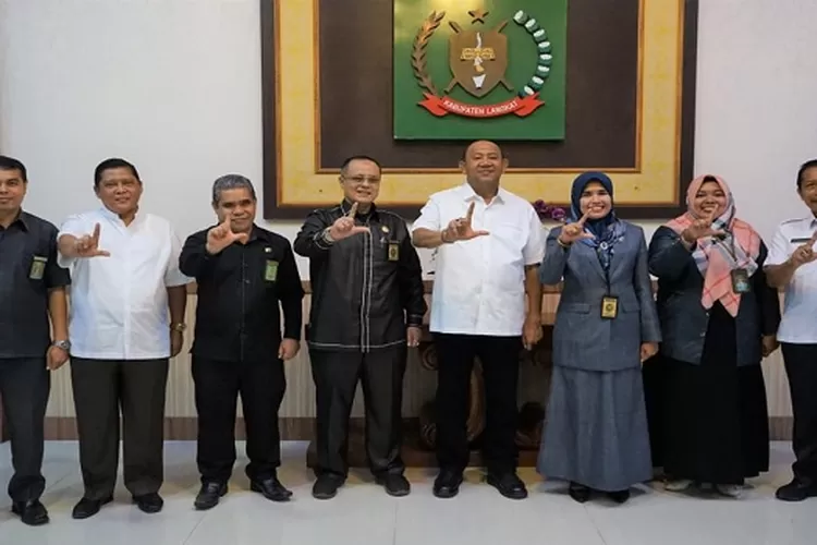 Plt Bupati Langkat  Syah Afandin foto bersama PA Stabat usai silaturahmi. (Realitasonline/AA)