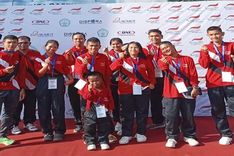 Ketua NPC Taput Rando Silitonga bersama atlet penyandang disabilitas mengikuti pekan olahraga Paralimpic Provinsi Sumut (Realitasonline/Alpon Situmorang )