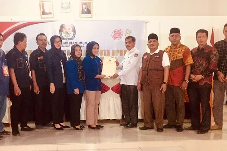 KPU Paluta serahkan tanda terima berkas pendaftaran Bacaleg Partai Nasdem (Realitasonline/ASR)