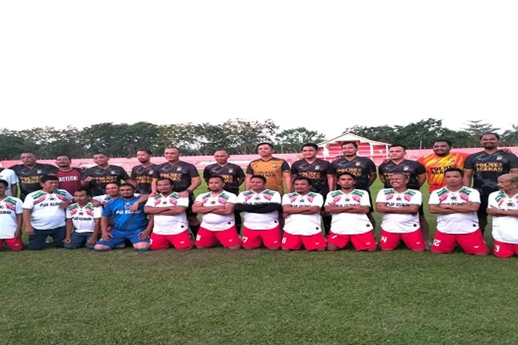 Kesebelasan Pop Res Asahan dan Wartawan FC di stadion Mutiara Kisaran (Realitasonline/HS)