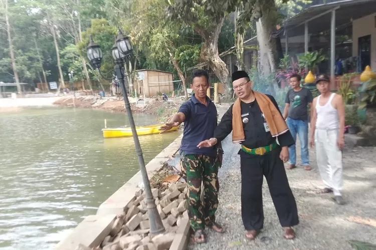 MEMANTAU : Lurah Jatijajar melakukan pengecekan progres revitalisasi Setu Jatijajar, RW1, Kecamatan Tapos.