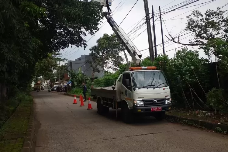PEMASANGAN : Penambahan PJU di Kelurahan Harjamukti sesuai dengan Musyawarah Perencanaan Pembangunan (Musrenbang) tahun 2023.