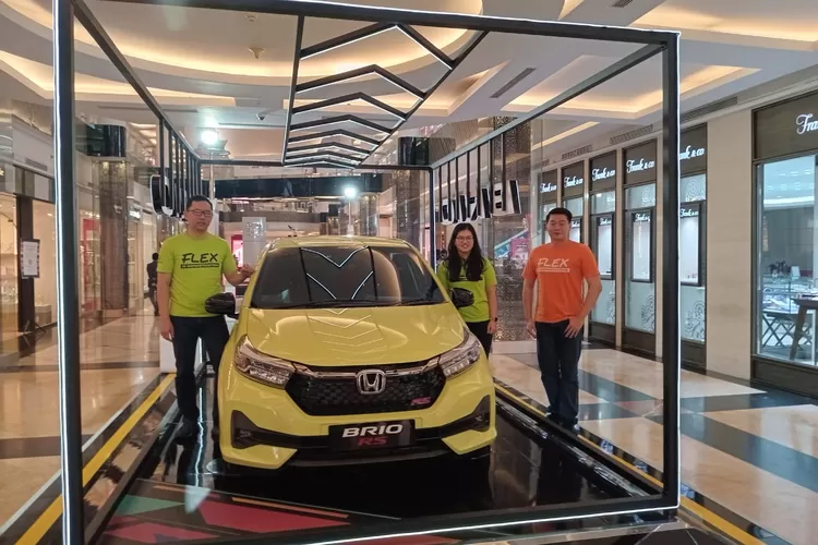 kiri - kanan, Iwan Tjandradinata - Direktur Honda Bandung Center, Flourensia Irena - Sales Operation Regional PT. HPM, Kevin Hartono - Junior Sales Area Manajer HBC (dok. bisnisbandung.com/andi kuswandi)