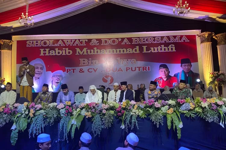 Sholawat dan doa bersama Habib Lutfi di lapangan Desa Jerukgiling Kaliwungu Selatan, Rabu 10 Mei 2023 malam. ( edi prayitno/kontributor Kendal)