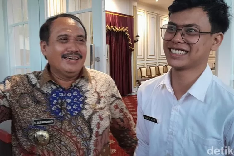 Husein saat bertemu dengan Bupati Pangandaran Jeje Wiradinata  usai kasus pungli yang dia ungkap viral di medos