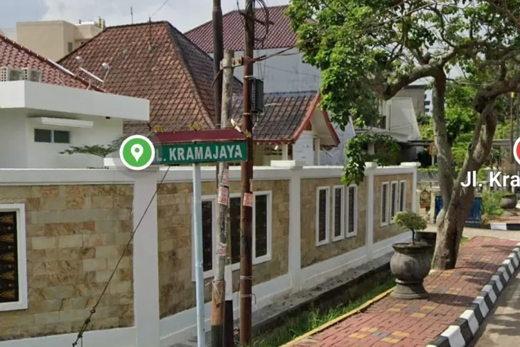 Pangeran Kramojayo(Kramajaya) sudah disematkan sebagai nama jalan di depan rumah dinas Walikota Palembang. Sayang, makamnya kini kondisinya tak jelas. (tangkapan layar gogle maps.)