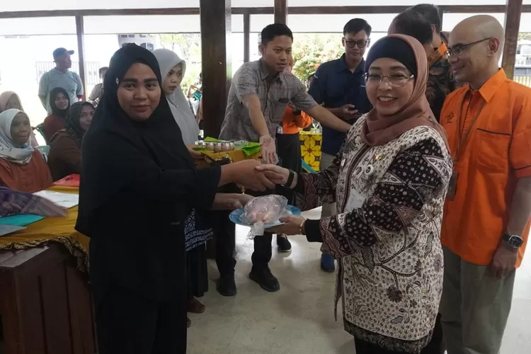 Penjabat Bupati Batang Lani Dwi Rejeki saat menyerahkan bantuan secara simbolis kepada keluarga beresiko stunting. Foto: Muslihun kontributor Batang.