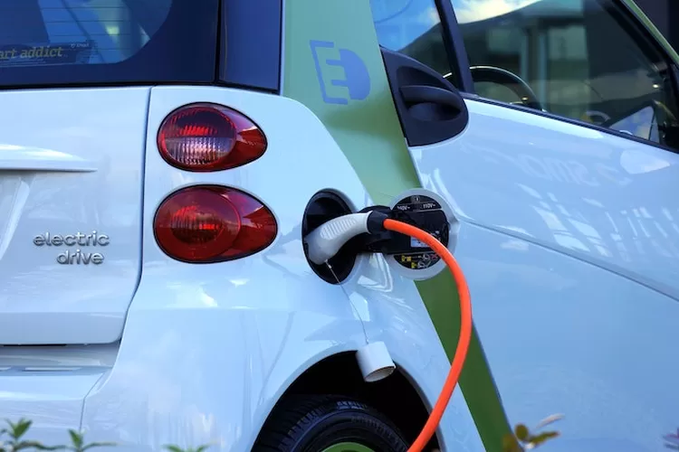 Swedia jadi negara pertama yang punya jalan khusus untuk mengisi mobil listrik
