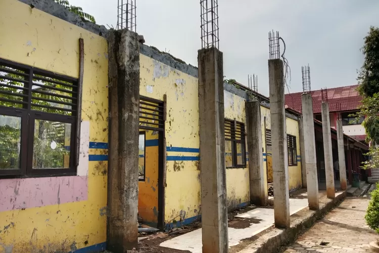 Ruang kelas SMPN 1 Gringsing tanpa atap dan terlihat mangkrak.  (Muslihun kontributor Batang)