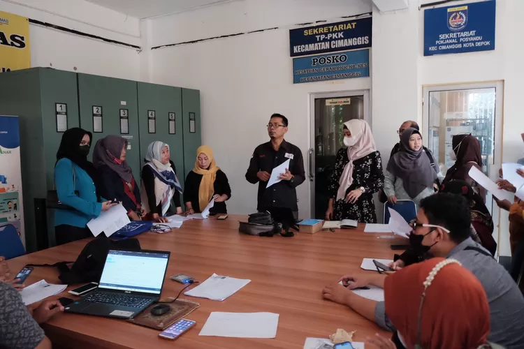 RAMAI : Suasana pendaftaran WUB di Kantor Kecamatan Cimanggis, Kota Depok. (&nbsp;ANDIKA EKA/RADAR DEPOK)