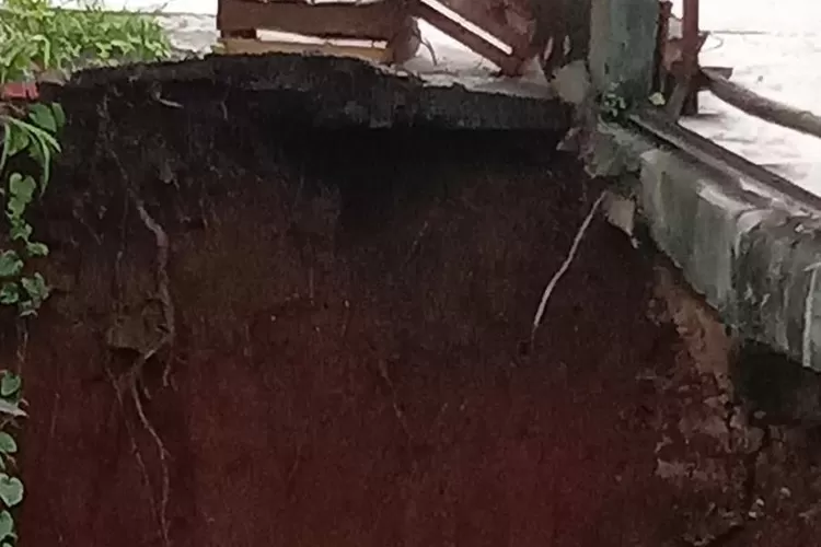 BENCANA : Jembatan merah jalan tanah baru longsor akibat intensitas hujan yang tinggi.