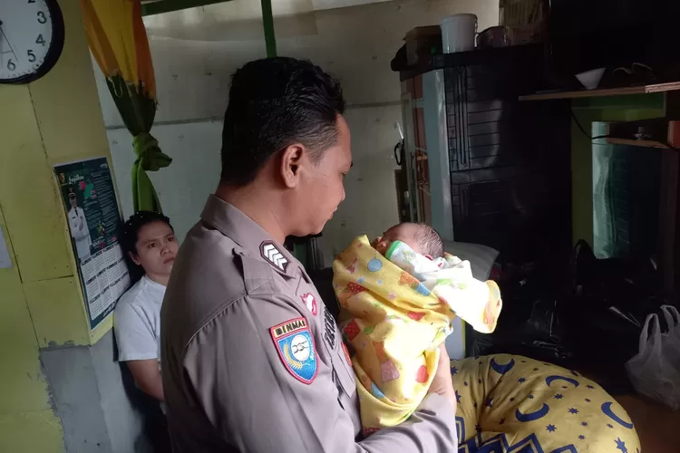 Polisi berhasil selamatkan bayi yang dibuang orang tua (Humas Polresta Bandung)
