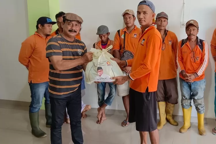 Wakil Ketua PD Satria Sumbar Erwan Jalber menyerahkan sembako dari anggota DPR RI asal Sumbar Andre Rosiade kepada petugas kebersihan Kota Padang.