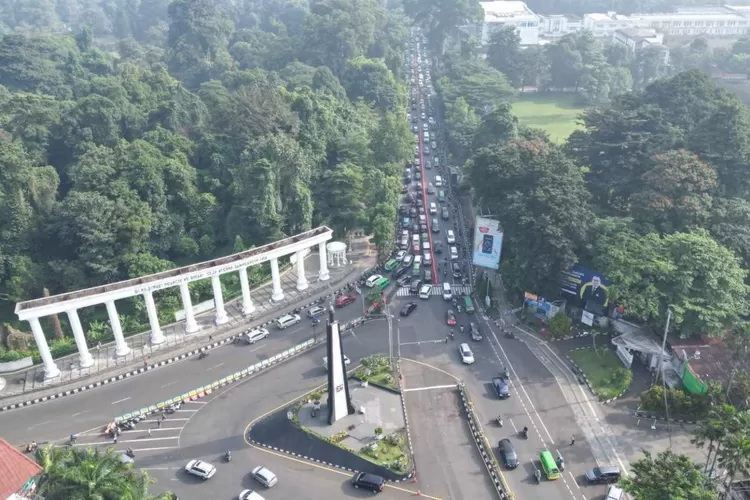 Kondisi Jalan Pajajaran, tepatnya dari Lippo Kebun Raya Bogor hingga Tugu Kujang di median jalan terpasang kombinasi antara traffic cone, water barrier dan barrier beton untuk menunjung penerapan Jalur SSA dua arah. (Foto Radar Bogor)