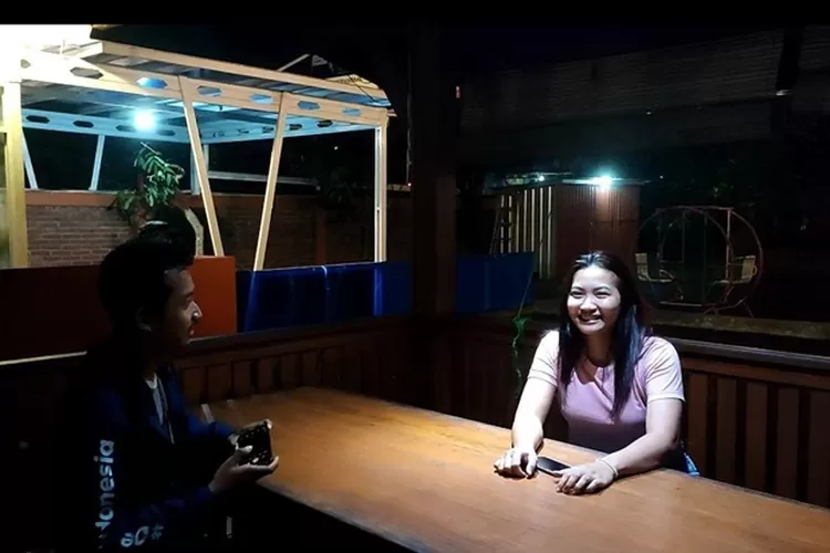 Jessie, salah seorang pegawai di Warmindo sekaligus eks rekan kerja Husen dan ditaksir Husen juga.  (Ayosemarang.com/ Audrian Firhannusa)