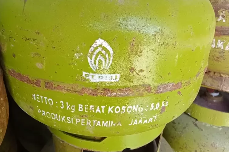 Isi tabung gas bersubsidi 3 Kg dipindahkan ke dalam tabung non subsidi 5,5 Kg dan 12 Kg  (TIMENEWS.co.id/Ardi)