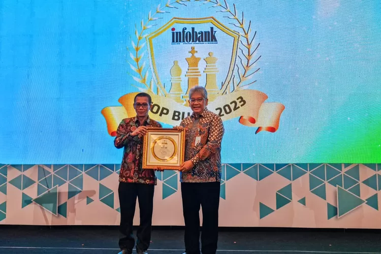 Direktur Utama bank bjb Yuddy Renaldi saat menerima penghargaan dalam acara Infobank Top BUMD Recogition 2023 di hotel Royal Ambarrukmo, Yogyakarta, Kamis 11 Mei 2023.  (ayopontianak.com/dok. bank bjb)
