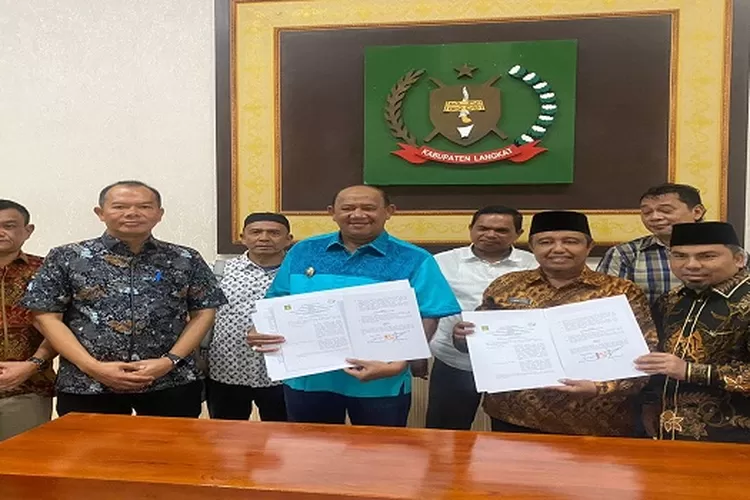 Plt Bupati Langkat Syah Afandin dan Ketua KPSAU MUI Sumut Indra Utama menunjukkan naskah kerjasama usai ditandatangani (Realitasonline/AA)