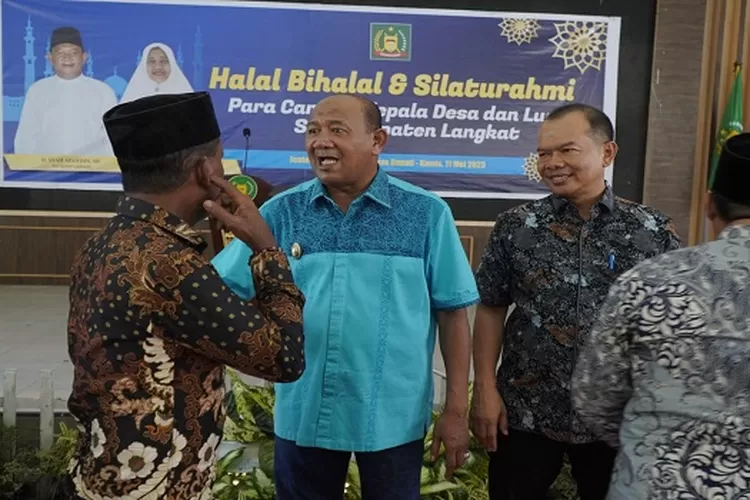 Kades Perwakilan Tiga Wilayah saat berbincang-bincang dengan Plt Bupati Langkat (Realitasonline/AA)