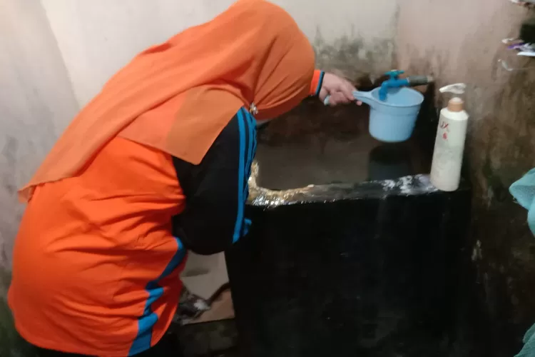 JUMANTIK : Pemantauan jentik nyamuk yang dilakukan di wilayah RW8 Bojongsari Baru, Kecamatan Bojongsari, Jumat 