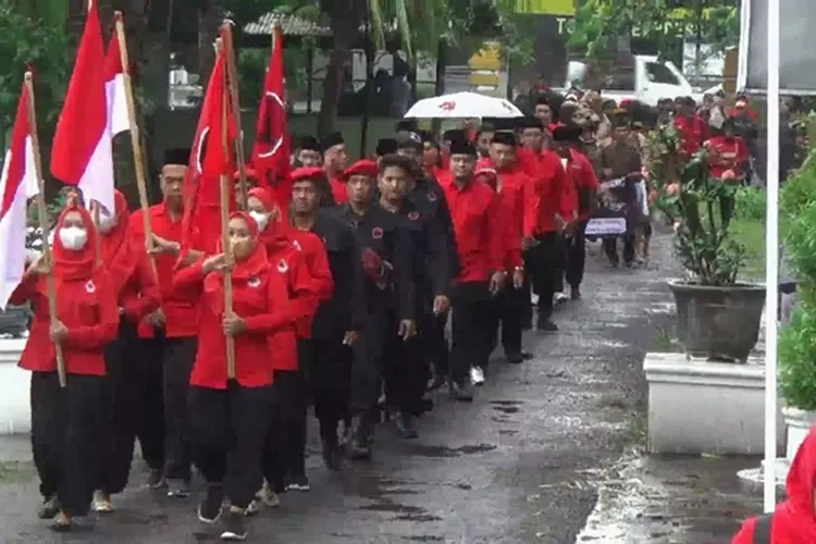 Arak-arakan Bacaleg PDI Perjuangan yang hendak menyerahkan berkas ke KPU Kendal Kamis 11 mei 2023.  (edi prayitno/kontributor Kendal)