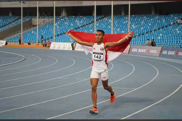 Atlet asal Depok, Rikki Marthin Luther Simbolon saat berpose usai berhasil mendapatkan medali emas untuk Indonesia dalam Sea Games 2023 dari Cabang Atletik nomor 10.000 meter. (KONI DEPOK FOR RADAR DEPOK)