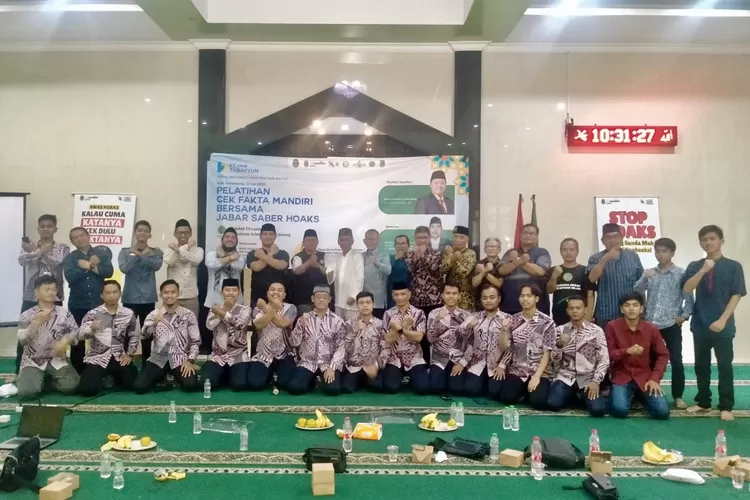 Foto bersama panitia acara dengan para pemateri 