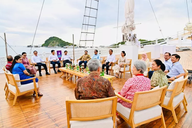 Para pemimpin ASEAN beserta para pendamping berbincang hangat di atas kapal pinisi, Rabu (10/05/2023), di Labuan Bajo. 