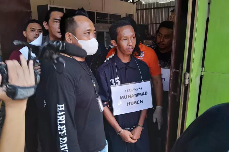 Tersangka pembunuhan sadis di Tembalang Semarang, Muhammad Husen saat melakukan pra-rekontruksi.  (Ayosemarang.com/ Audrian Firhannusa)