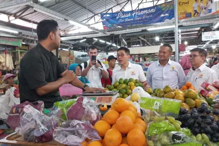 Ketua Umum Kadin Indonesia Arsjad Rasjid saat berbincang dengan pedagang di Pasar Gede Solo (Endang Kusumastuti)