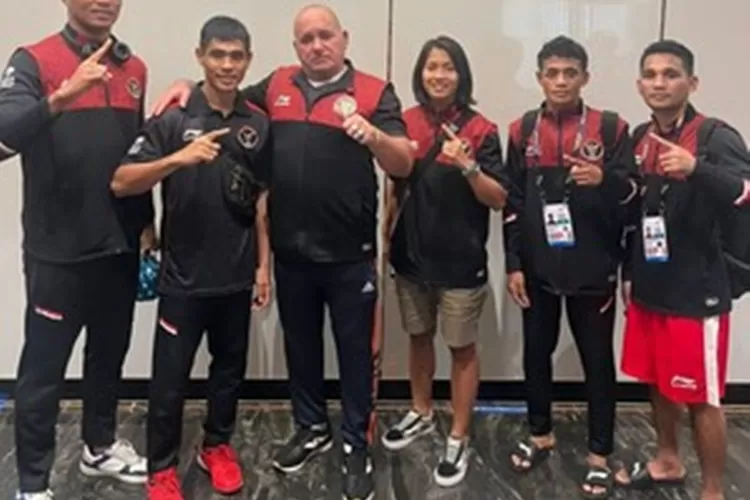Lima petinju Indonesia yang lolos ke final bersama pelatih.