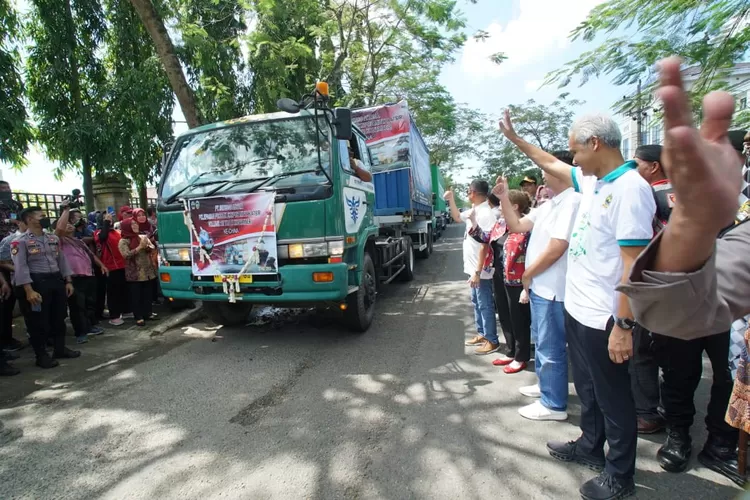 Gubernur Jateng Ganjar Pranowo melepas produk UMKM untuk ekspor.  (Humas Jateng)