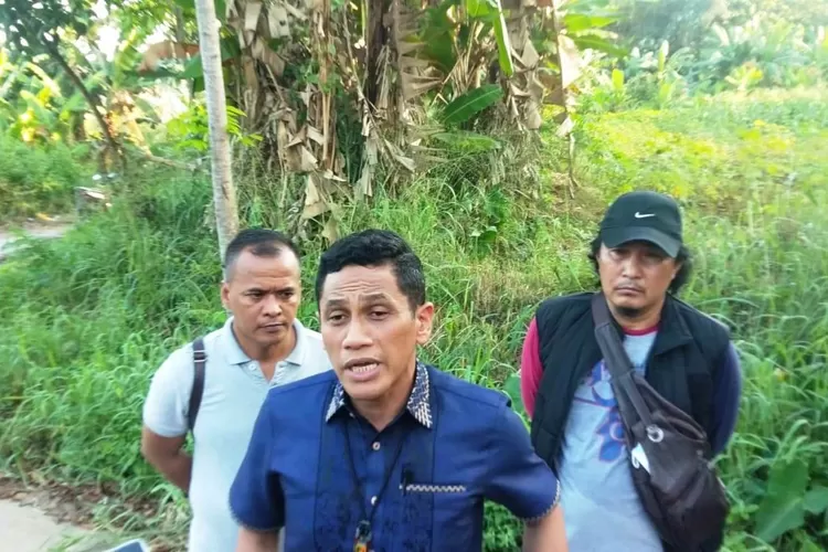 Kasat Reskrim Polres Metro Depok, AKBP Yogen Heroes Baruno saat di wawancarai Penemuan mayat tanpa busana di RT2/13 Kelurahan Tapos, Kecamatan Tapos, Jumat (12/5). (ANDIKA EKA/RADAR DEPOK)