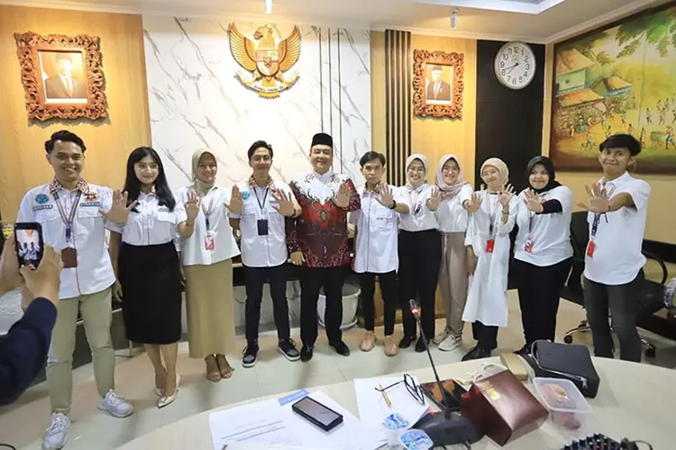 Anggota Komisi D DPRD Kota Bandung, H. Erwin S.E., M.Pd., menerima audiensi para milenial yang tergabung dalam Budaya Anti Narkotika Nasional (BUANA) BNN Kota Bandung, di Ruang Rapat Komisi D DPRD Kota Bandung, kemarin ini. Nuzon/Humpro DPRD Kota Bandung.