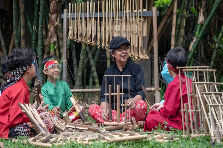 Mengenal Angklung, Alat Musik Tradisional Khas Jawa Barat Yang Mendunia ...