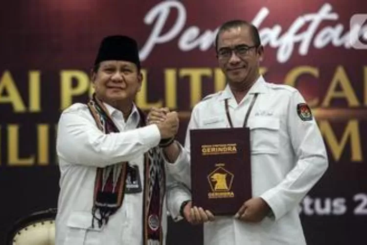 Ketua Umum Partai Gerindra Prabowo Subianto (kiri) mendaftarkan partai politiknya sebagai calon peserta Pemilu 2024 di Kantor KPU, Jakarta, Senin (8/8/2022), (Okezone)