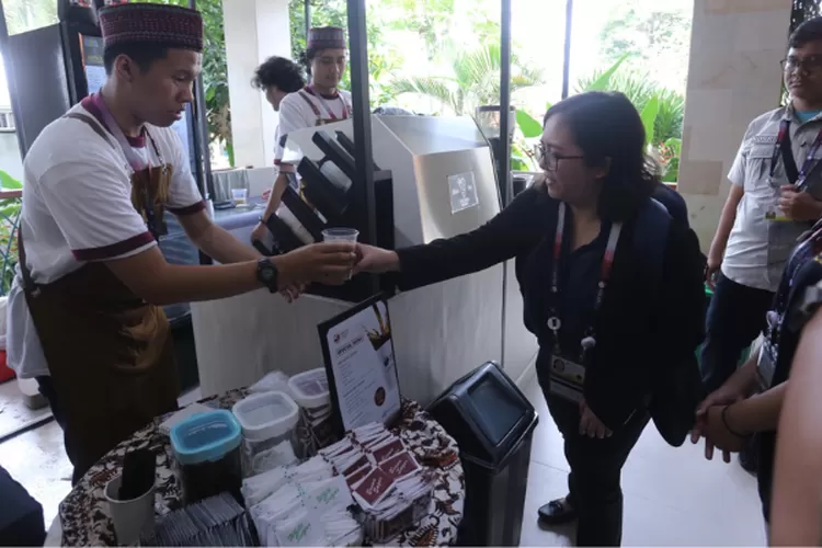 Belasan tamu dari luar negeri, benar-benar nikmati enaknya Kopi Flores di deretan lapak UMKM pada Gua Batu Cermin (dok kemenparekraf.go.id)