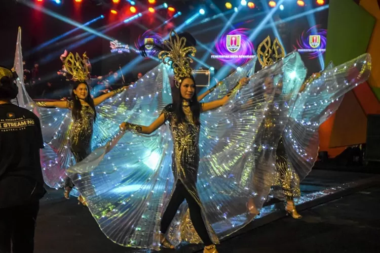 Semarang Night Carnival tahun lalu. Tahun ini gelaran rutin tiap tahun ini bakal bikin kejutan.  (Ayosemarang.com/ Audrian Firhannusa)