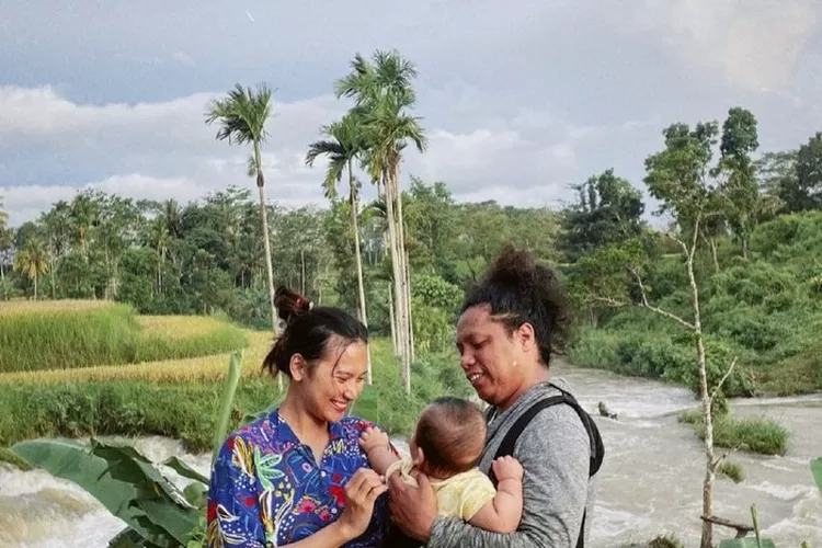Arie Kriting dan Indah Permatasari berlibur bersama anak mereka (Instagram @indahpermatas)