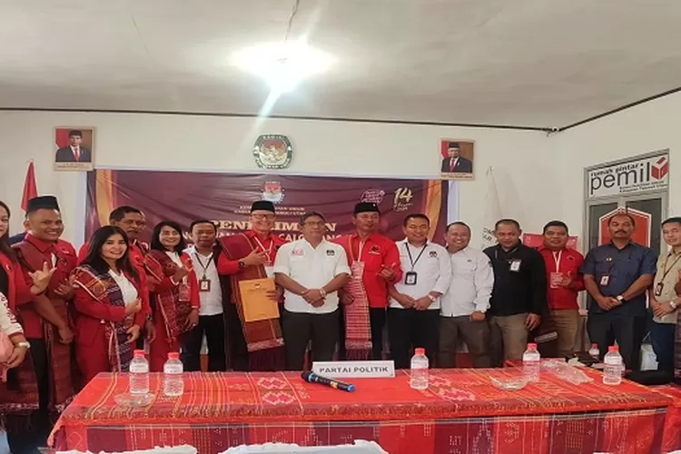Fungsionaris DPC PDI Perjuangan Taput usai pendaftaran diabadikan dengan Komisioner KPU dan Bawaslu di sekretariat KPU.  (Realitasonline.id/Alpon Situmorang)