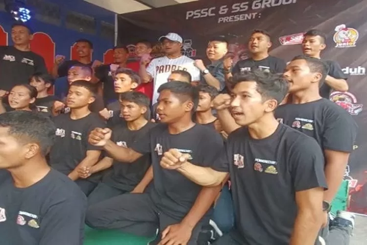 Jeka Saragih bersama Pimpinan SS grup dan Edwin Winata foto bersama Atlet tergabung PSSC (Realitasonline/SS)