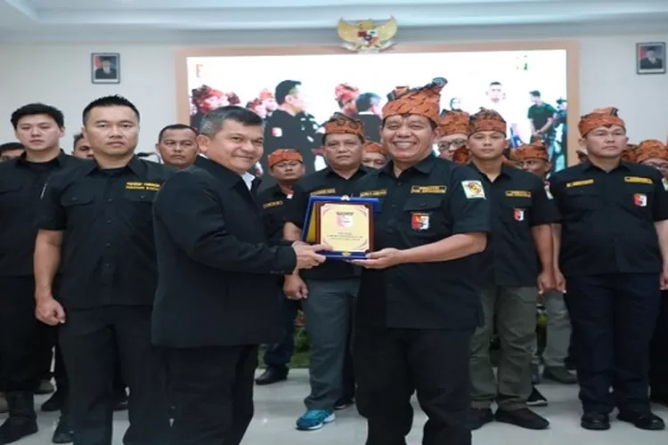 Pangdam I/BB menerima plakat usai melantik Bupati Radiapoh Dilantik Sebagai Ketua Perbakin Simalungun  (Realitasonline/SS)