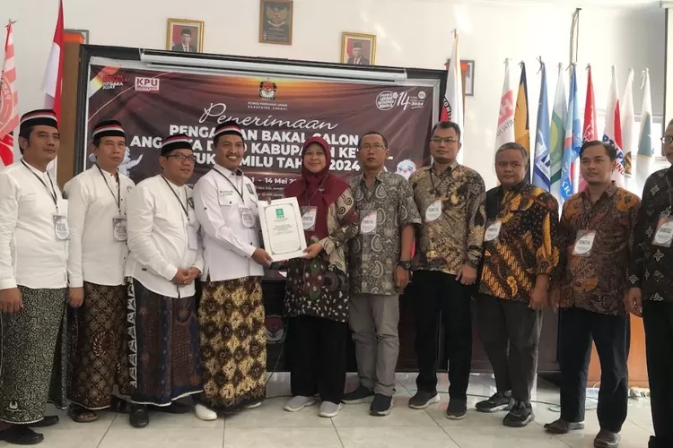 Ketua DPC PKB Kendal menyerahkan berkas pendaftaran Bacaleg ke KPU Kendal Sabtu 13 mei 2023.  (Edi Prayitno/Kontributor Kendal)