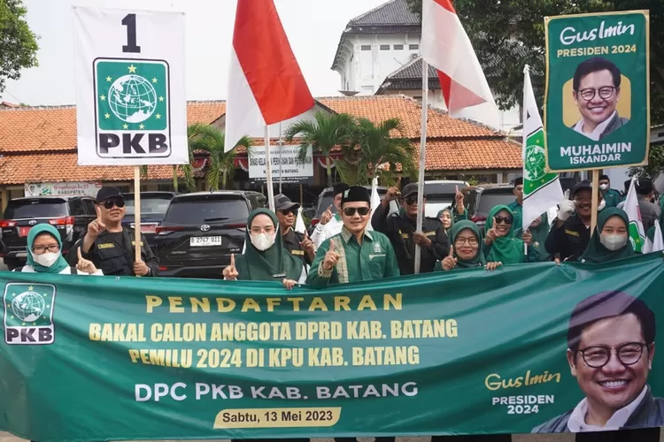Sejumlah Bacelag DPC PKB Batang mendaftarkan di kantor PKB Batang untuk Pemilu 2024.  (Muslihun/Kontributor Batang.)