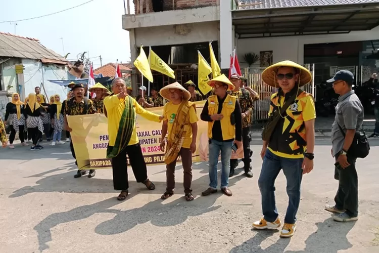 Rombongan baceleg DPD II Partai Golkar arak arakan menuju Kantor KPU Kabupaten Batang.  (Muslihun/Kontributor Batang)