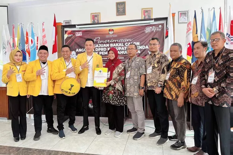 Pengurus DPD Partai Golkar Kendal menyerahkan berkas pendaftaran bacaleg ke KPU Kendal Sabtu, 13 Mei 2023. (Edi Prayitno/Kontributor Kendal)
