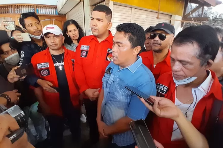 Keluarga Irwan Hutagalung korban pembunuhan bos galon di Tembalang Semarang tidak terima dengan pernyataan tersangka Muhammad Husen.  (Ayosemarang.com/ Audrian Firhannusa)